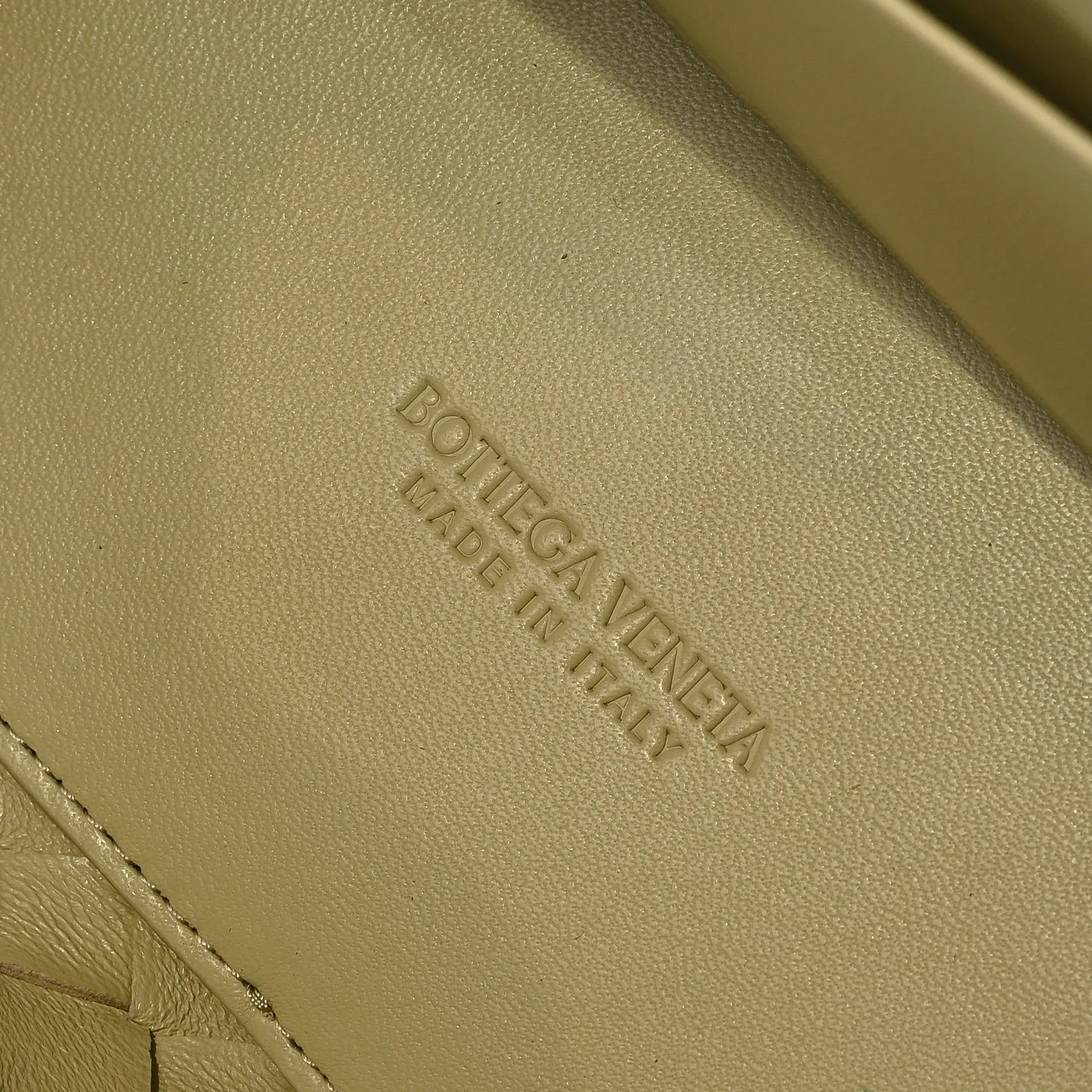 Batch 1860 B's 2023 spring and summer new style continues the brand's woven pattern style with detailed metal knot switch buckles. This time, the shoulder straps are also made into tube weaves, showing different craftsmanship. The carrying method is versatile to create more different styles. Intrecciato woven leather small handbag, equipped with sliding crossbody strap. Internal compartments, including 1 zipper pocket and 2 open pockets. Magnetic buckle closure. Size: 25*20*10cm Model: 7463#